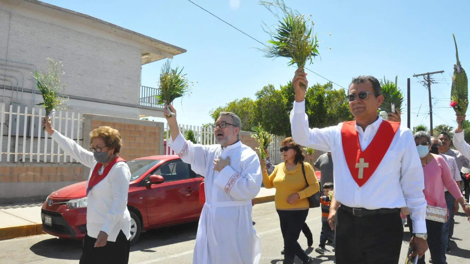 El párroco sacerdote Ramón Tapia, encabezó las actividades de domingo de ramos